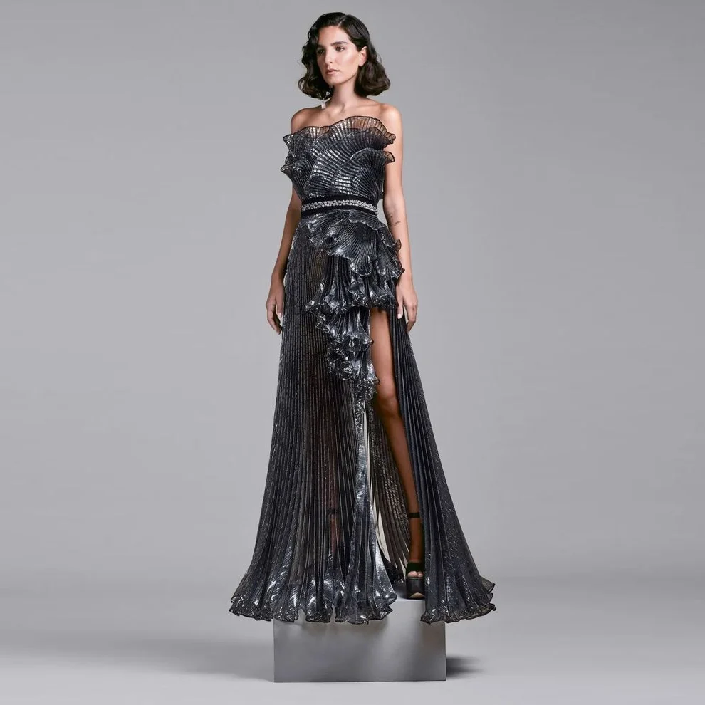 2025 Vestidos de fiesta largos y elegantes con hombros descubiertos para mujer, preciosos vestidos de fiesta de tela con espejo y pliegues de cristales con fajín
