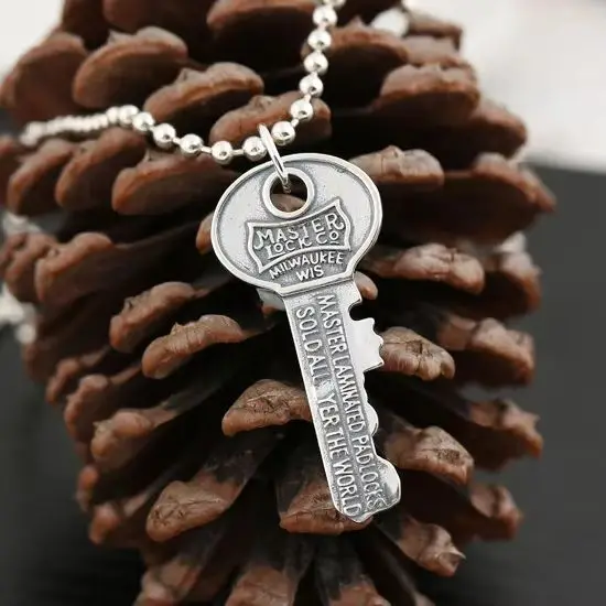 

S925 Sterling Silver Jewelry Personalized Retro Thai Silver Sweater Chain Key Pendant Creative Couple Pendant Gift