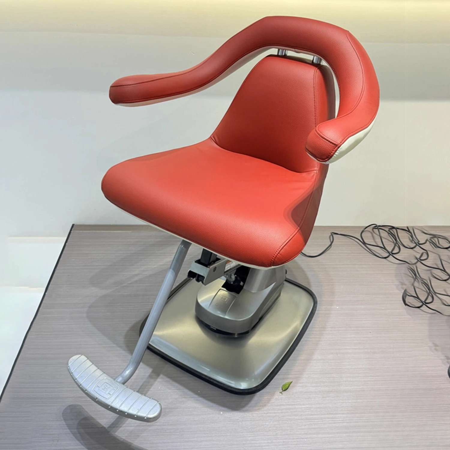 كرسي حلاقة كهربائي جديد لصالون الشعر