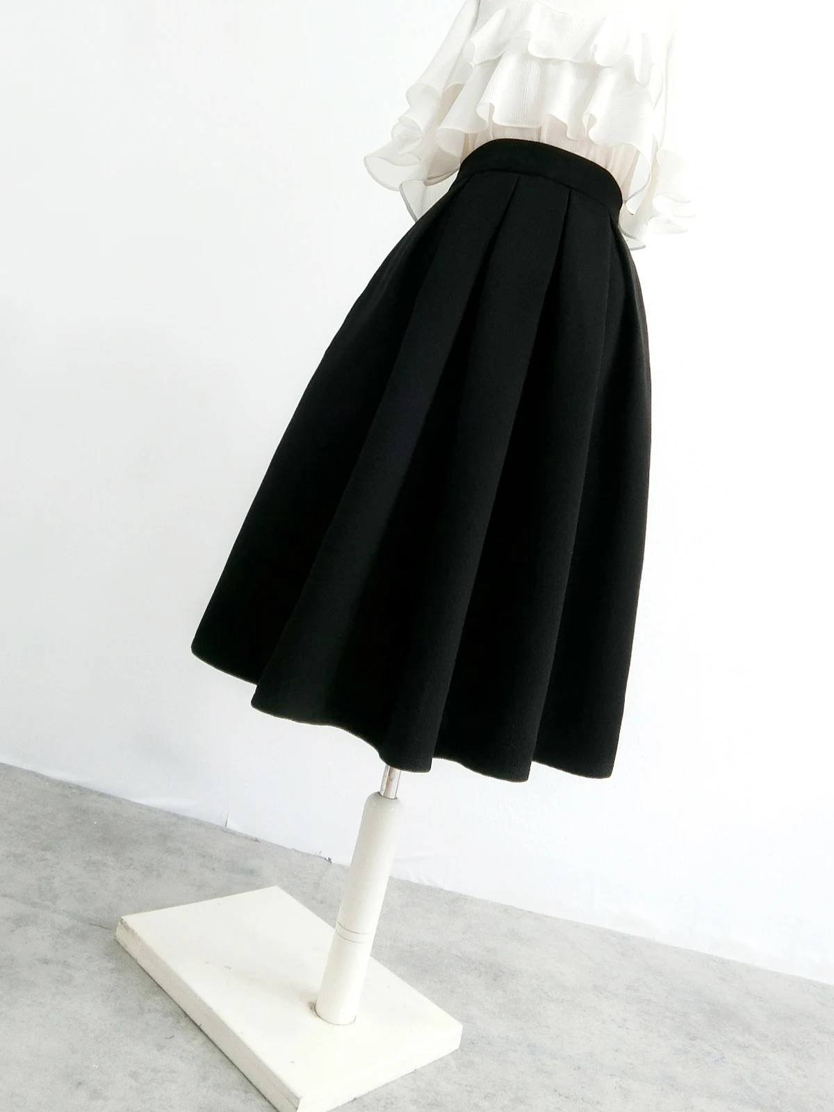 

Spring and Autumn New Women's Half length Skirt, Retro A-line Edition Black Fashionable Elegant pleated Long Skirt