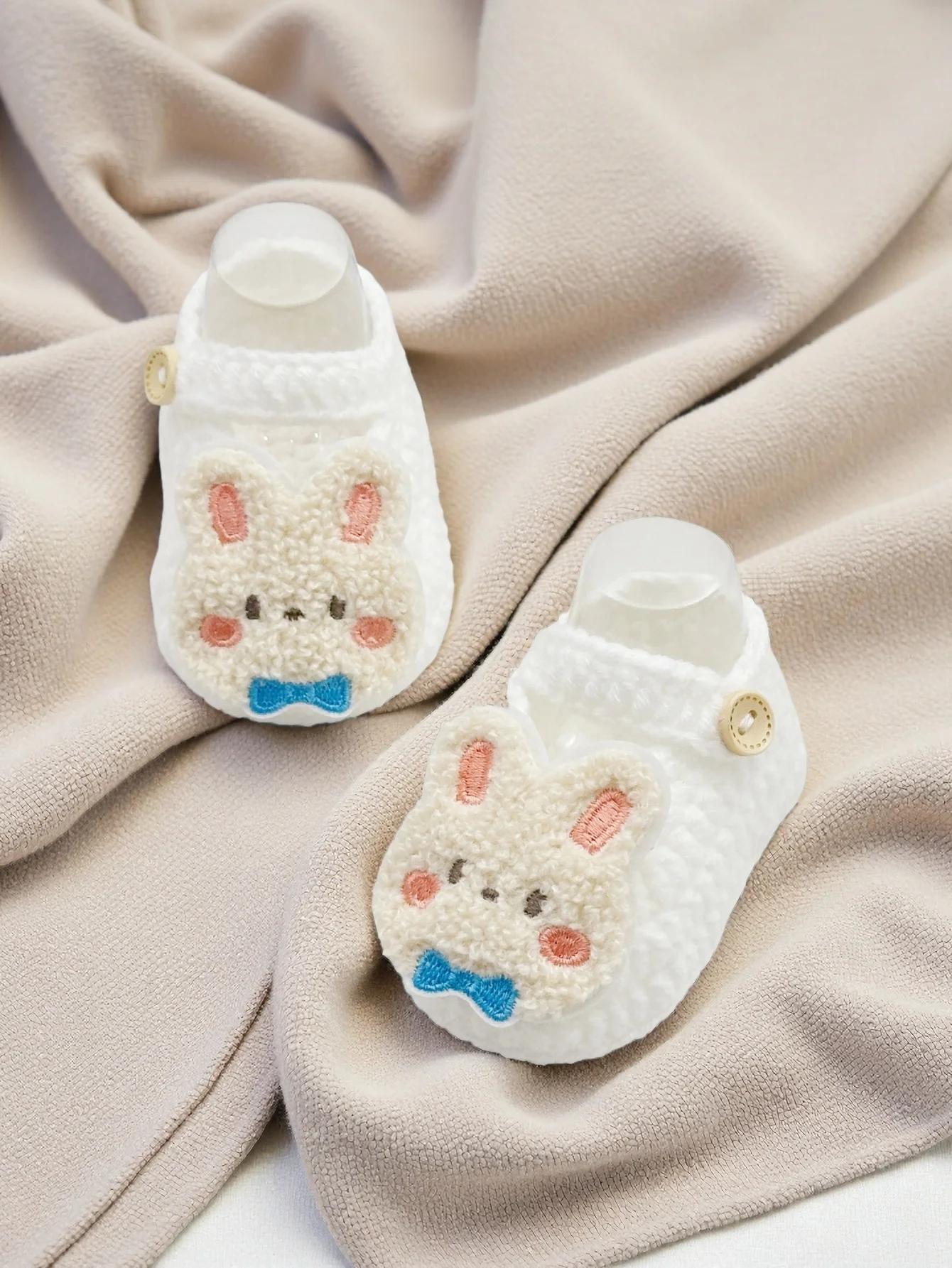 زوج واحد من أحذية الأطفال اللطيفة على شكل أرنب، أحذية شبشب محبوكة بيضاء مع فيونكة زرقاء، أحذية ناعمة للرضع مع زر إغلاق، 0-12 شهرًا