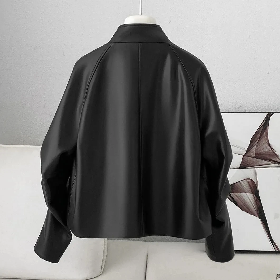 Giacca corta in pelle nera per donna Autunno inverno 2025 Nuovo temperamento Giacche da moto in pelle PU lavata da donna allentate Top