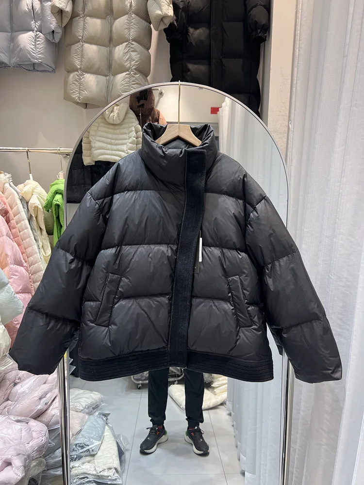 سترة نسائية شتوية جديدة موديل 2025 بياقة واقفة وتصميم عصري قصير سترة فضفاضة من ريش البط الأبيض