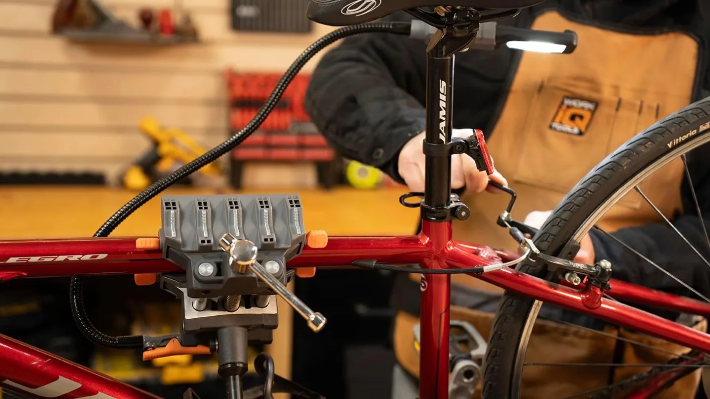 接続する |   3 つのベンチ マウントを備えたハンズフリー アクセサリ システム |   拡大鏡、充電式作業灯付き