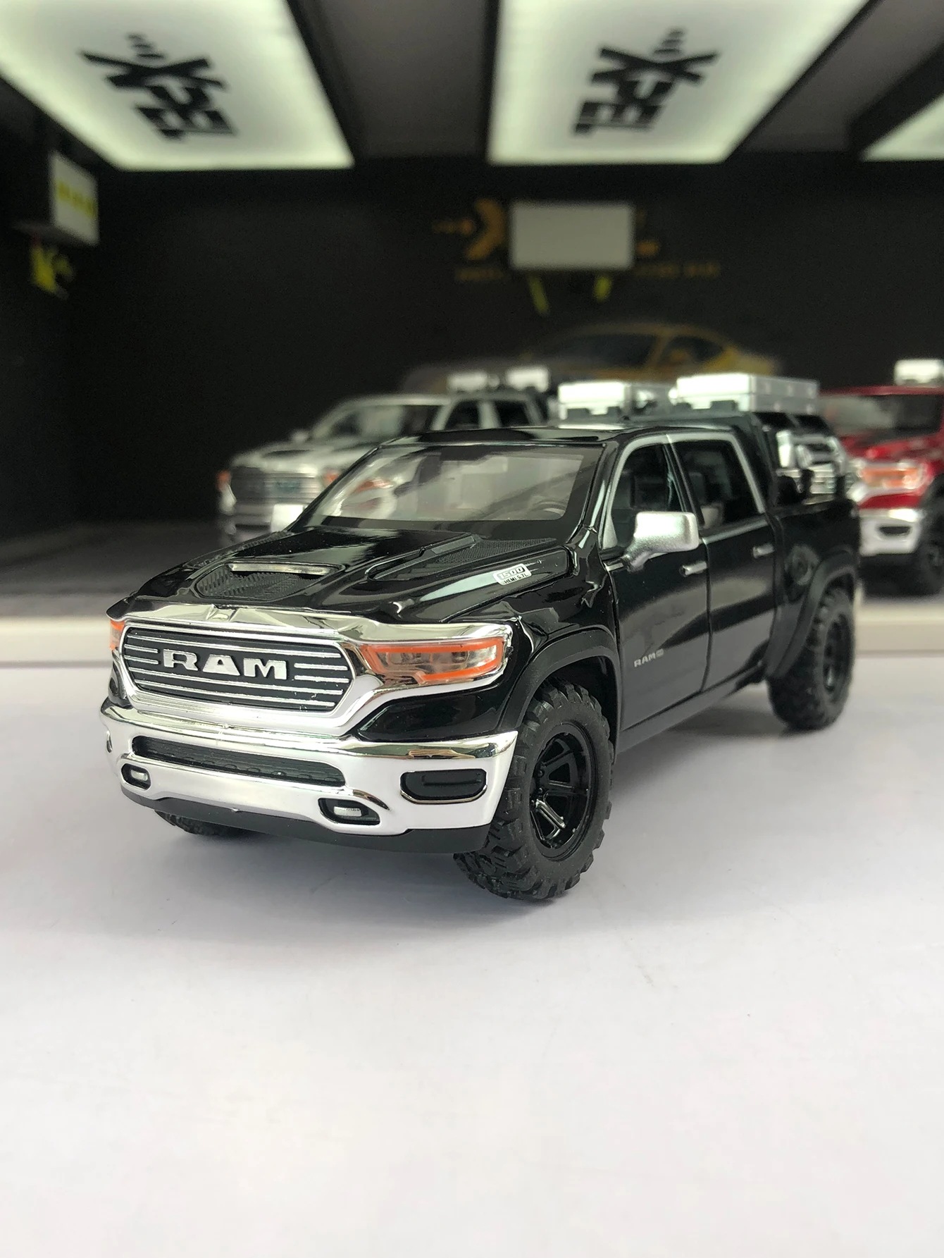 

1: 32 simulation zinc alloy Ram Pickup Truck car model, static ornament, metal collectible gift car