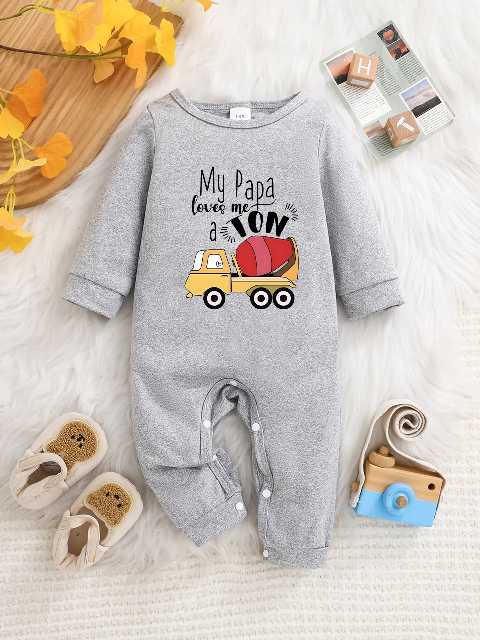 Baby long-sleeved crawling romper, fun letter print, button design, easy to care for, suitable for new parents.