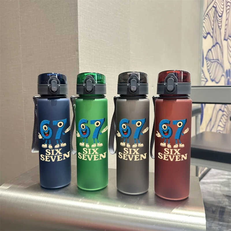 

Бутылка для воды с 3D-печатью, мультяшный дизайн, номер 67 – 3D-текстура с эффектом матирования, стильная новинка, устойчивая к выцветанию, 560 мл, герметичная