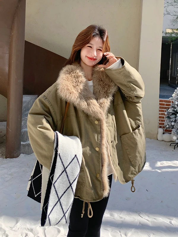 

Женская зимняя куртка цвета хаки с меховыми вставками, воротником-стойкой, утепленная, из хлопка и полиэстера