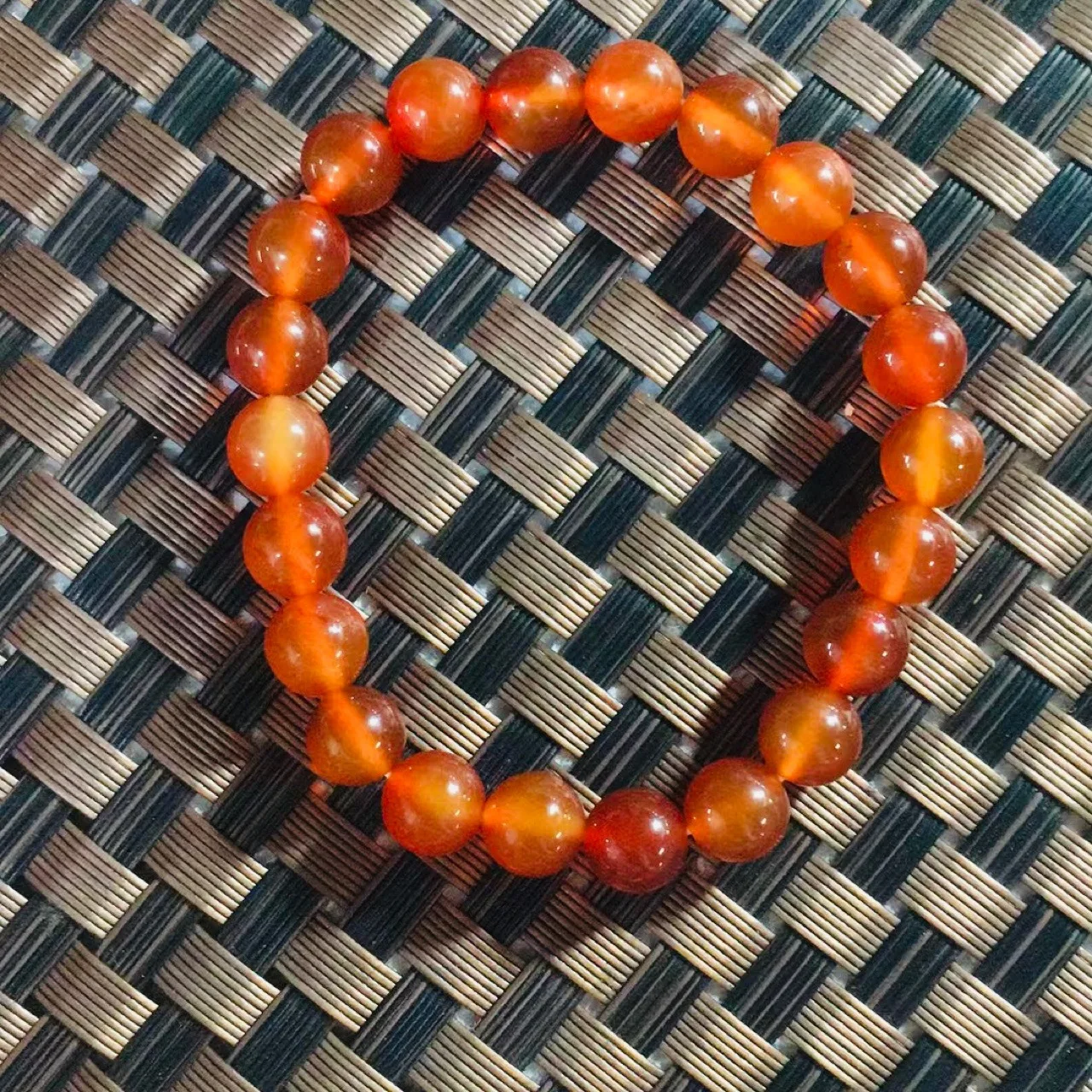 

Natural red agate carnelian 8cm single circle bead string is versatile for men and women