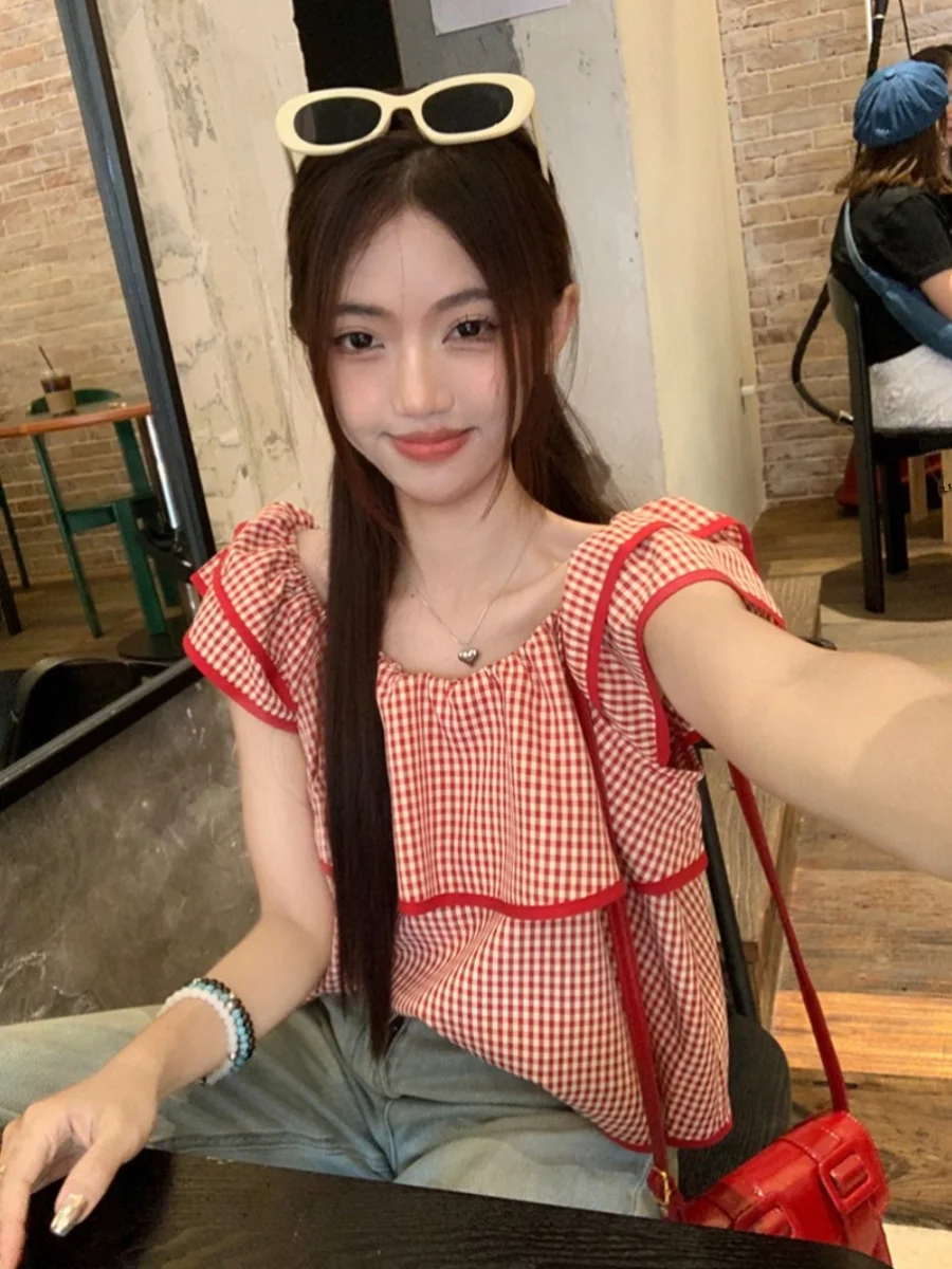 

Модный женский летний топ с квадратным вырезом, красным клетчатым узором, на одно плечо, с завышенной талией, из полиэстера, короткий рукав.