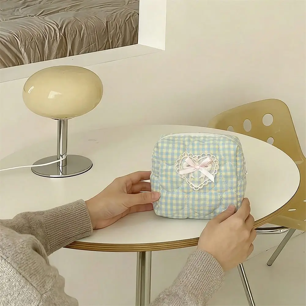 Quilted Portable Cosmetic Bag Lace Heart Bow Heart-shaped Travel Toiletry Pouch Three-dimensional Bow Zipper Closure