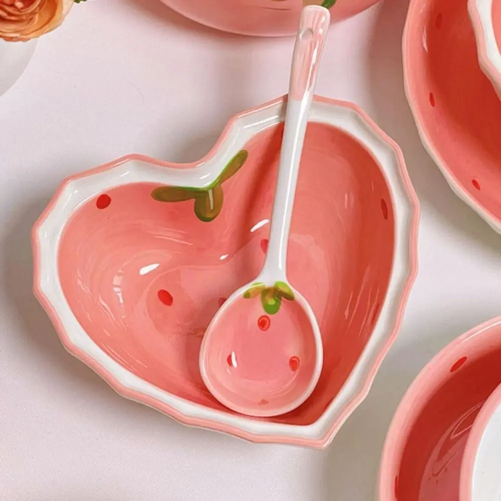 

Cartoon Strawberry Bowls and Spoons Heart-shaped Ceramic Strawberry Shape Dessert Bowl Cute Anti-scald Pudding Bowls with Spoon