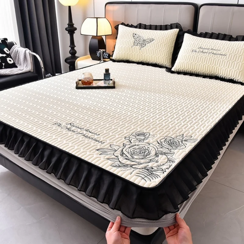 

Комплект из 3 предметов: охлаждающий наматрасник, простыня на резинке с французской оборкой, летний латексный коврик, вышитое цветочное покрывало с бабочками, размеры Queen/King