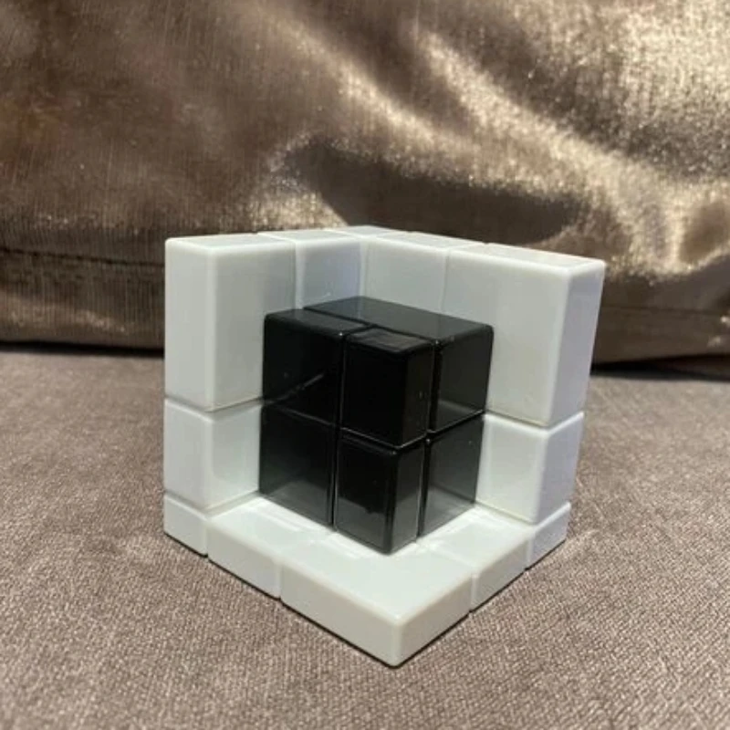 Calvin's puzle Cube 3x3, espejo gris ilusión interior (cuerpo negro, etiqueta plateada-dorada) en pequeña caja transparente, cubo mágico recubierto fundido