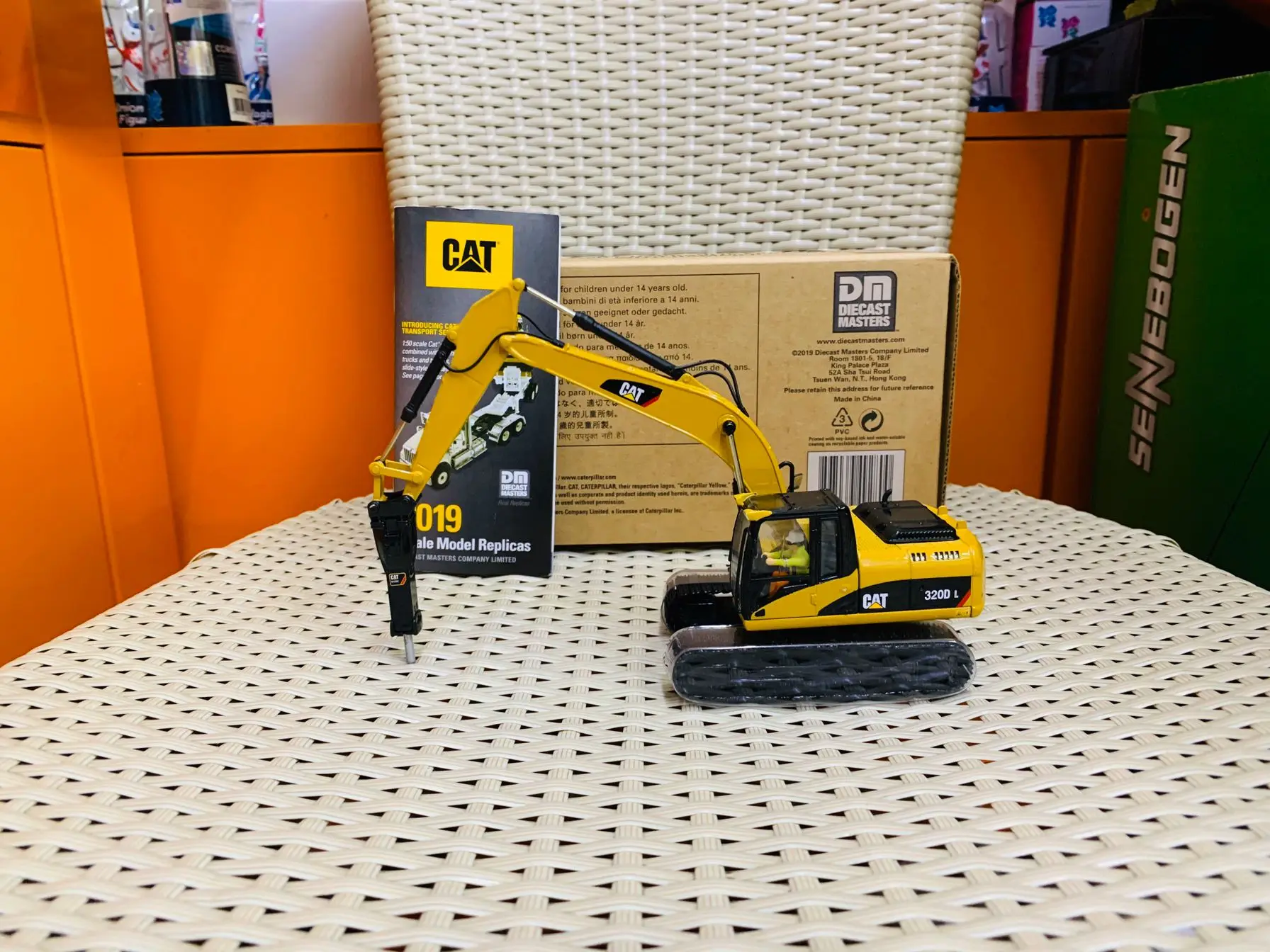 

DM 320D L Hydraulic Excavator With Hammer 1/50 Scale Metal By DieCast Masters DM85280 Collection Engineering Vehicle Model