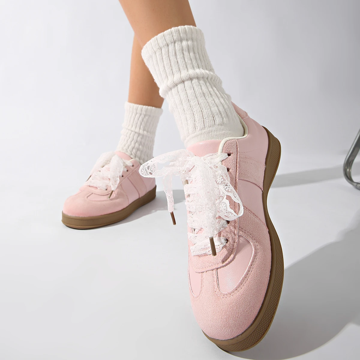 2025 ربيع الخريف جديد النساء أحذية رياضية موضة التدريب مريحة للتنفس أحذية رياضية المرأة عادية الدانتيل يصل حذاء مسطح للنساء