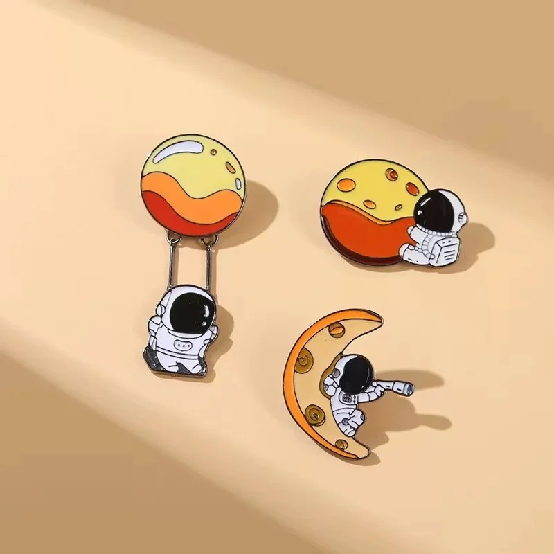 Pin esmaltado con columpio de astronautas divertidos, broche para telescopio encantador para niños, ropa, bolsa de vaquero, regalo de vacaciones, insignia para zapatos, venta al por mayor personalizada