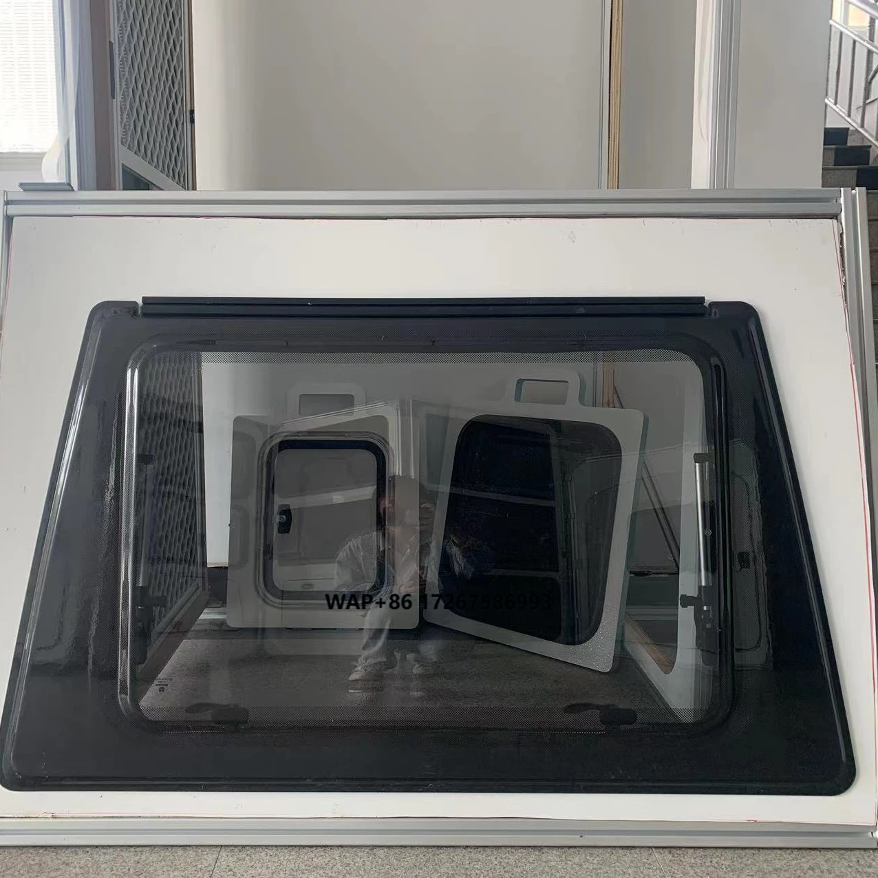 فتحة سقف شفافة قابلة للفتح ومقاومة للأشعة فوق البنفسجية مثبتة على الجزء العلوي من السيارة لأجزاء جسم RV