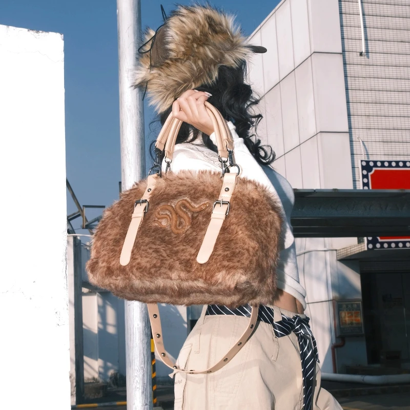 

Оригинальный дизайнерский бренд, коричневая плюшевая осенне-зимняя сумка со змеей, 38*24 см, сумки на плечо с ремешком для женщин
