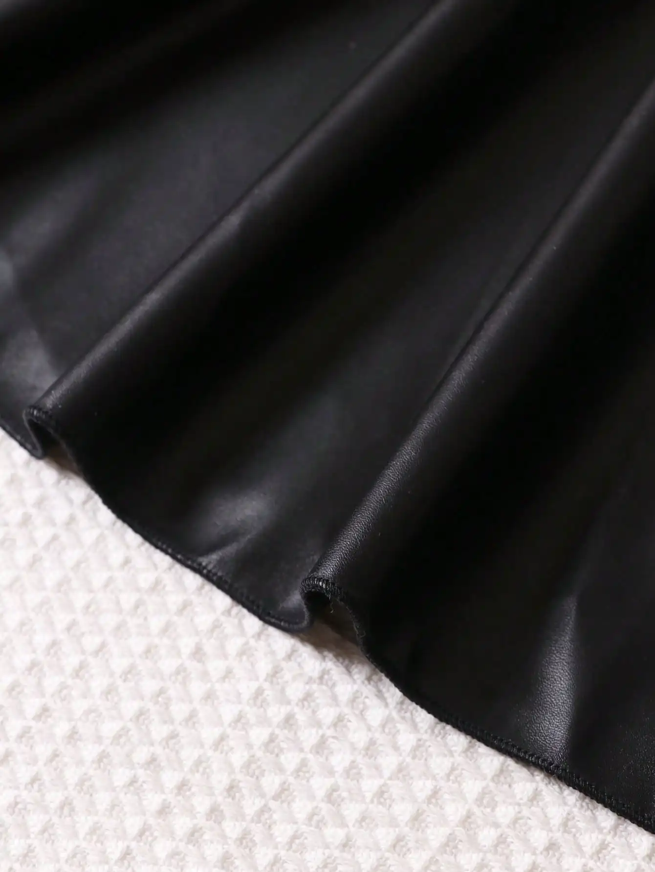 Elegantes, gestricktes Kleid mit langen Ärmeln, knielang, mit Rundhalsausschnitt, Rüschen und Taillenbund für Damen, beliebter Stil. – Detail 6