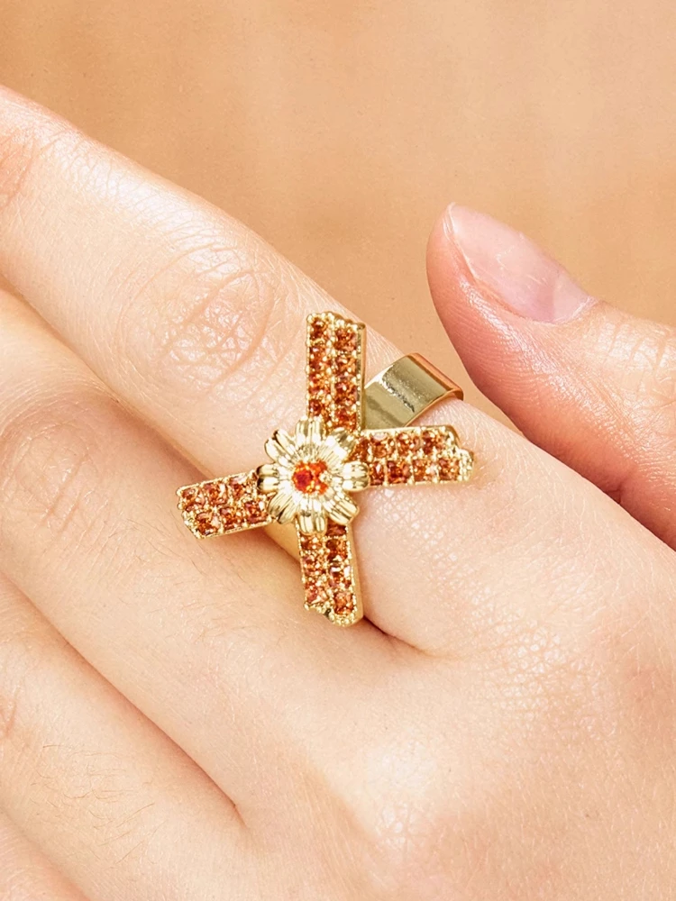 Anillo de circón con lazo y letras de flores románticas, anillo abierto de lujo ligero con diseño de nicho para mujer