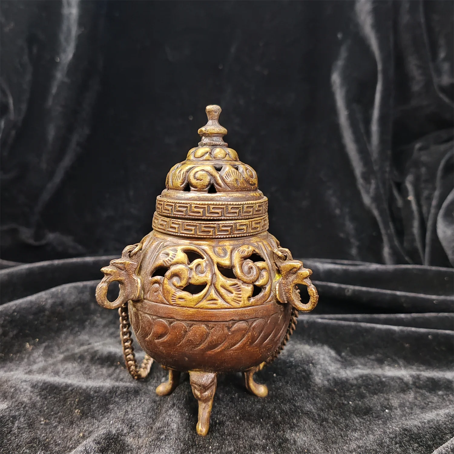 

1pcs/lot Old copper carved pattern back pattern three-legged incense burner With chain Retro ethnic style Ornaments