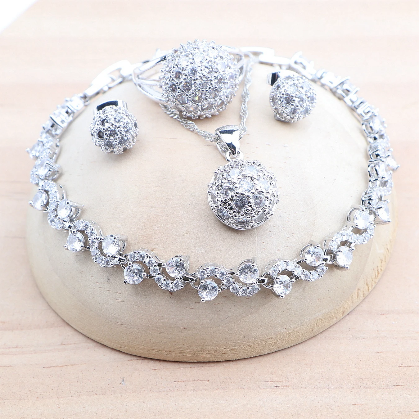 

Комплект из колье, серёг, браслета и кольца