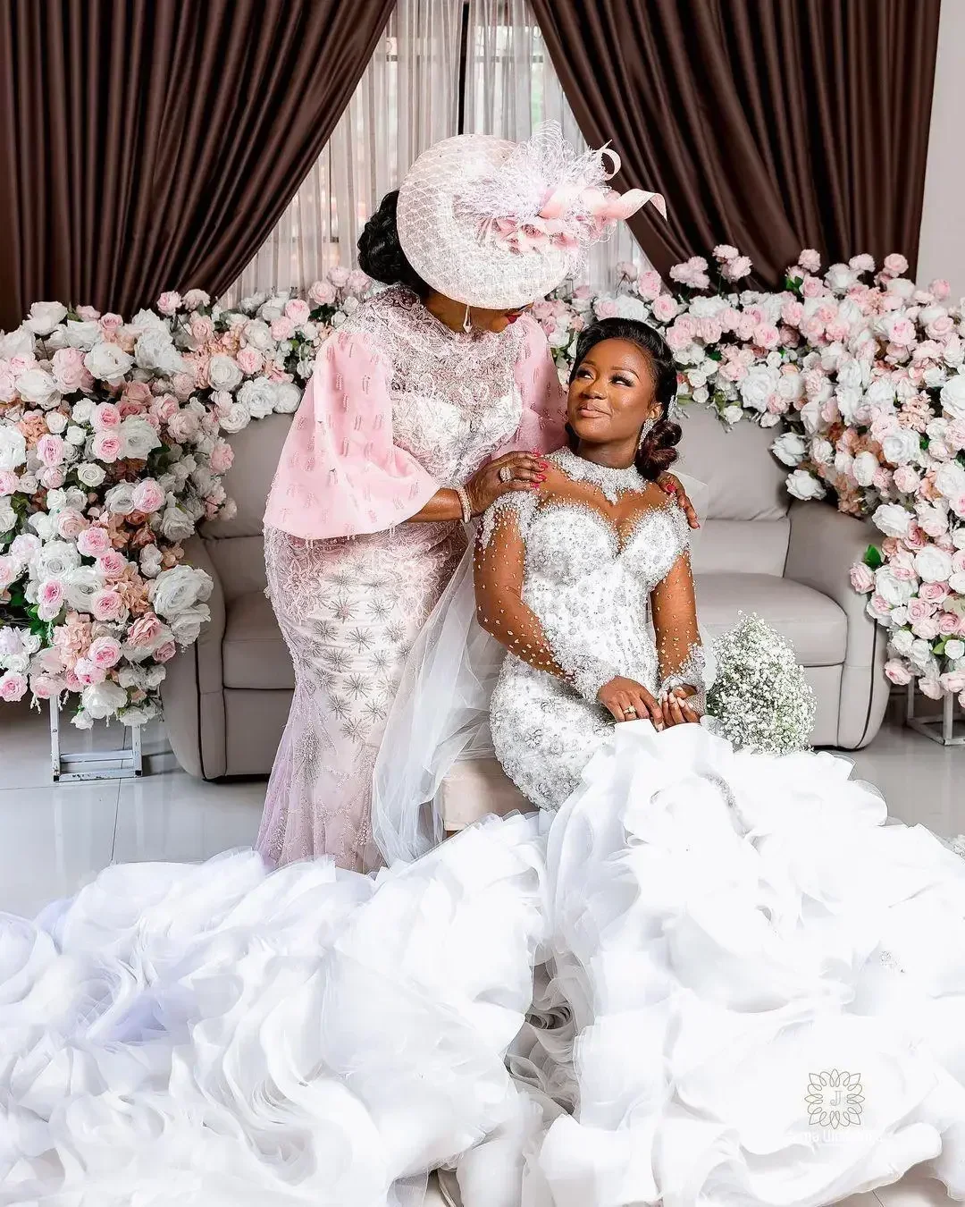 Personalizzato Plus Size Sirena 2024 Abiti da sposa Abiti da sposa Increspature a strati Manica lunga Perle Perline di cristallo Robe De Mariée 2