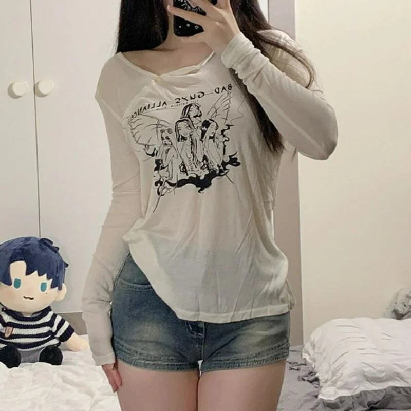 

Женская футболка с косым воротником, открытыми плечами и мультяшным принтом