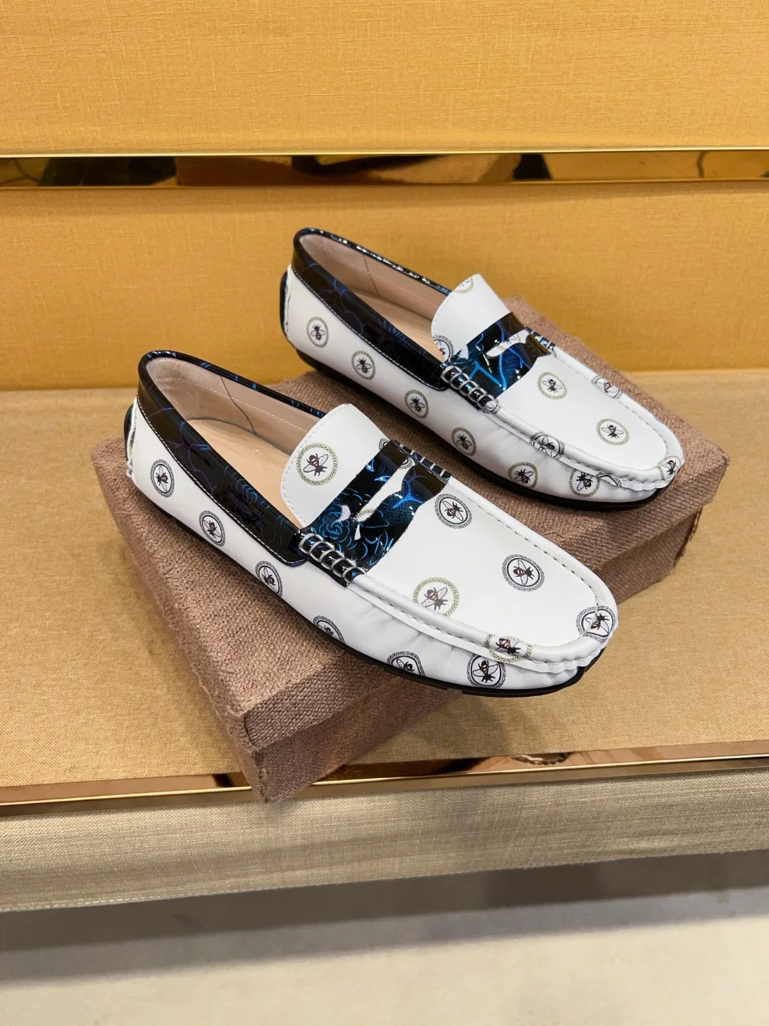 

Men's casual leather shoes are comfortable and breathable slip-on loafers