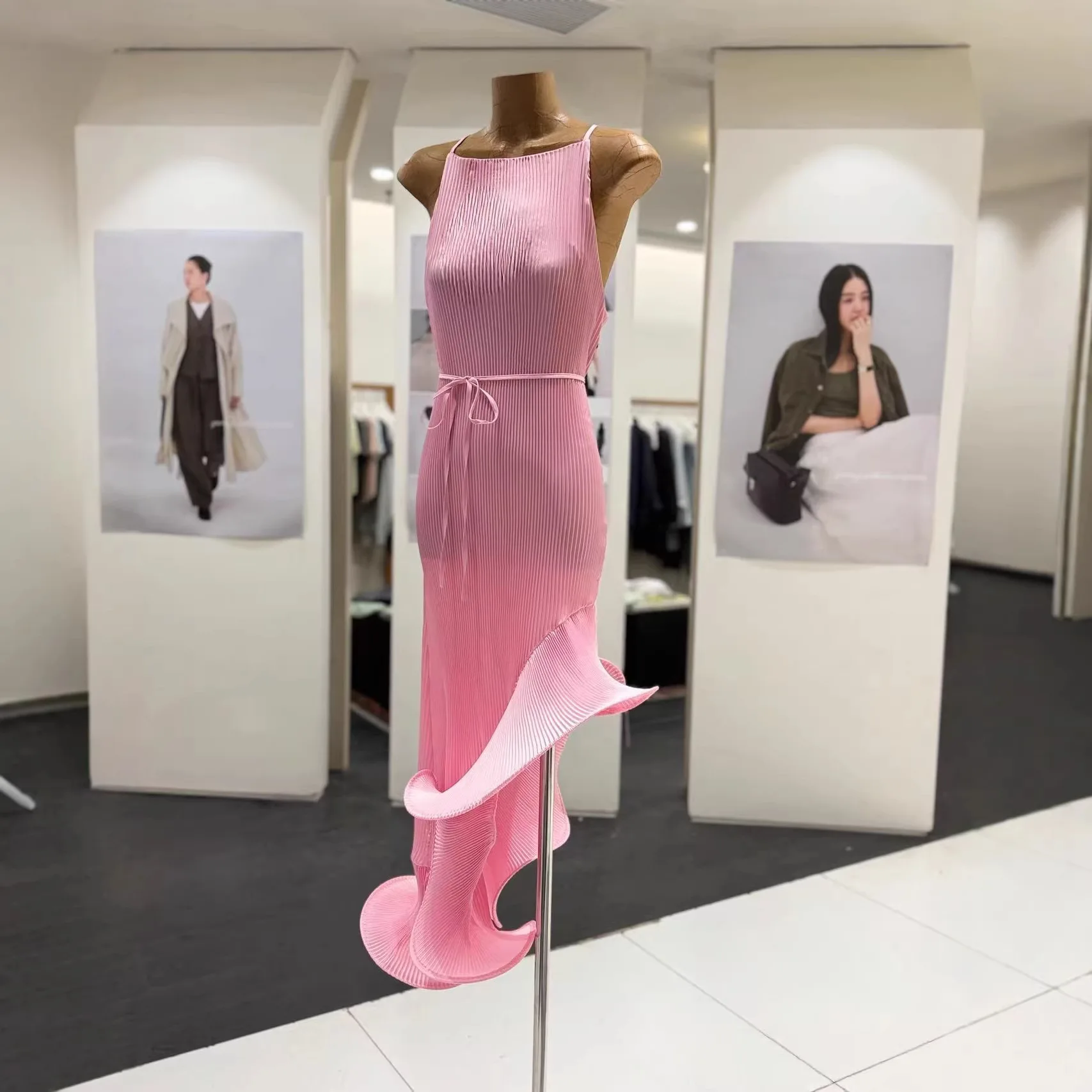 

Fashionable Shoulder-baring Tulle Hem Dress Women's High Waist Loose Slimming Belted Long Dress Commute Style City Wear