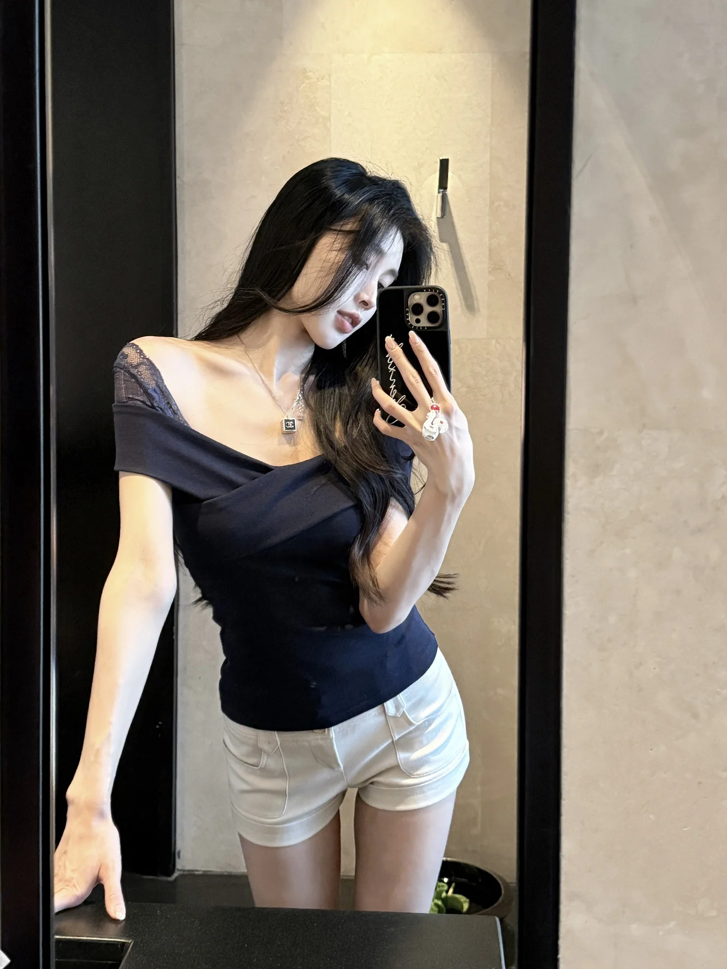 

Женская футболка He Chenxi с кружевными вставками и перекрестным воротником, приталенная, с коротким рукавом, летний стиль 2026, повседневная, из смесового хлопка