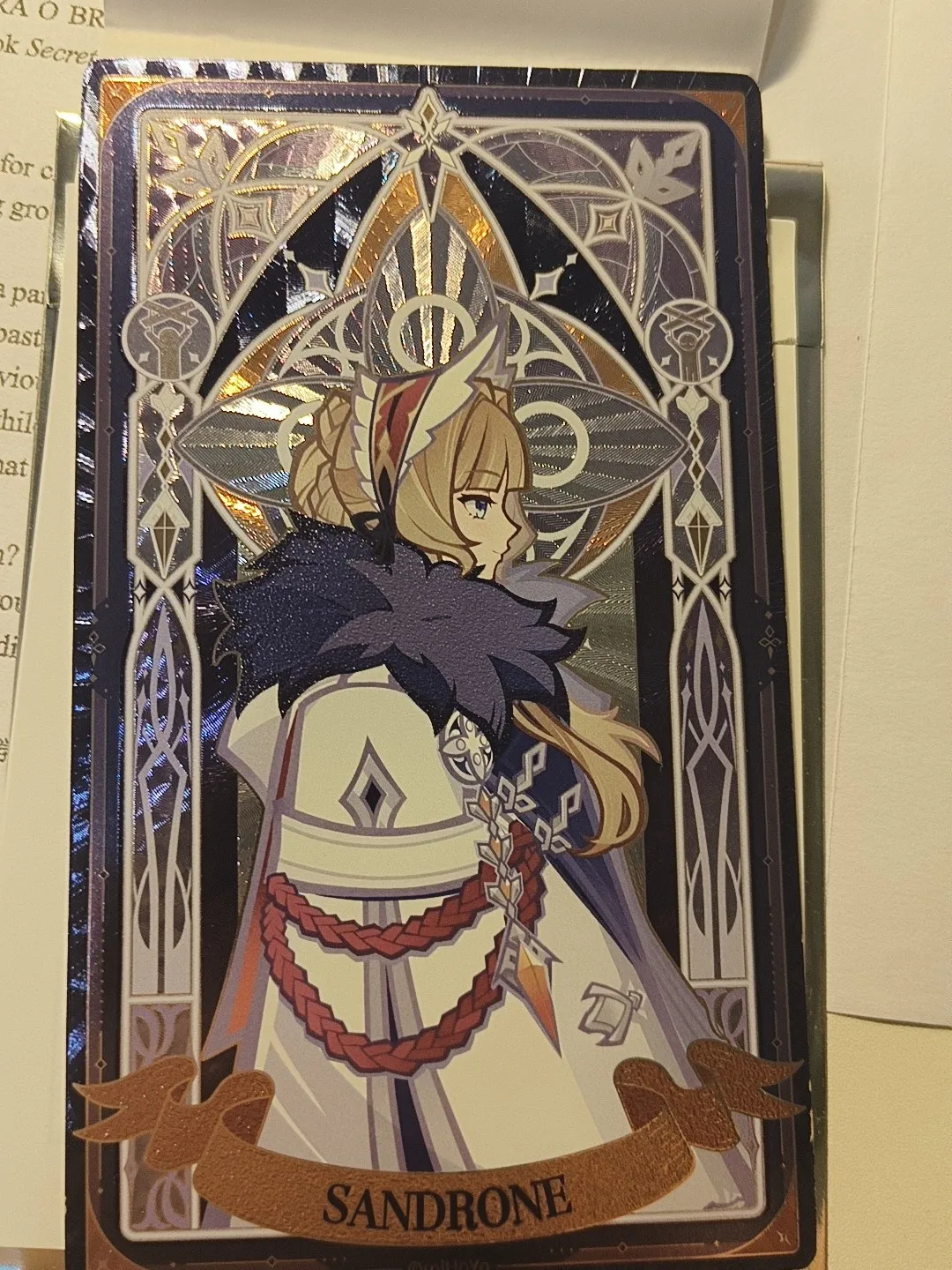 

В наличии Genshin Impact Frost Trace Flame Fatui Sandrone Plate-Iridescent Коллекционная табличка с преломляющей карточкой