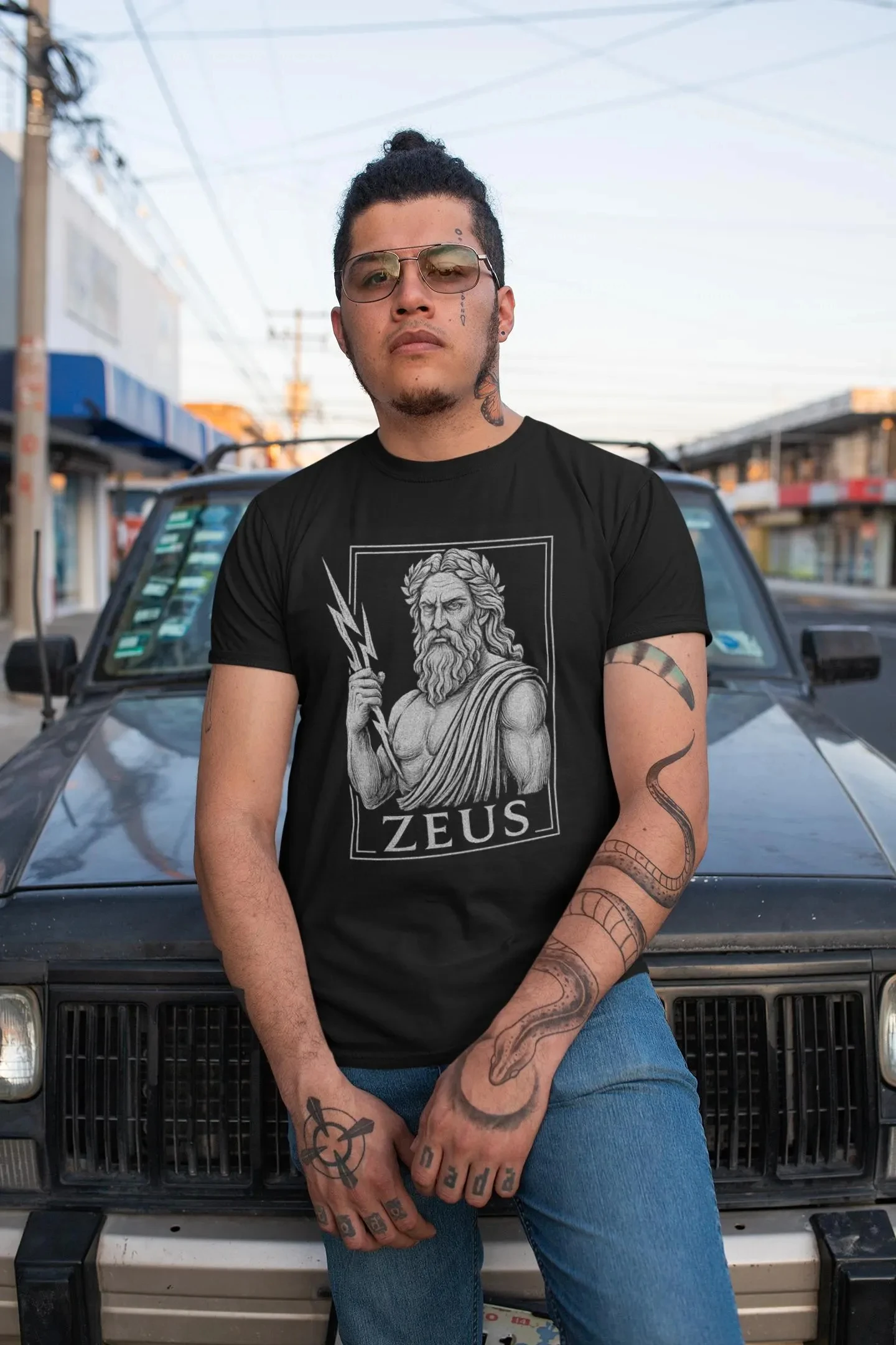 تي شيرت Zeus Graphic، تي شيرت الأساطير، ملابس Softstyle للجنسين، هدية لمحبي Zeus، قميص على الطراز العتيق، بضائع الله اليوناني