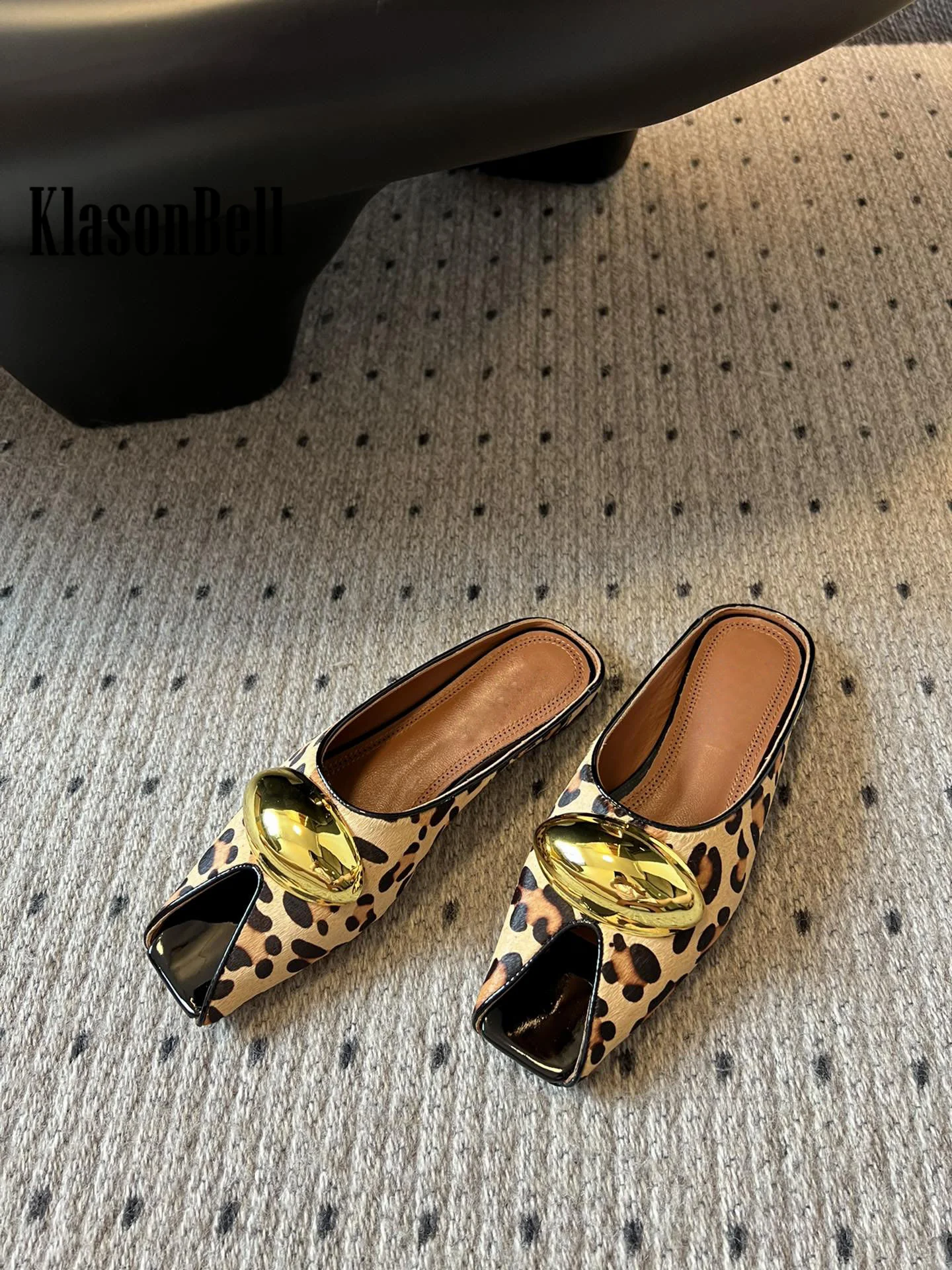 7.19 KasonBell Fashion Sexy Sheepskin Peep Toe Women Slippers Leopard Pattern Metal Decoration Square Toe Flat Sole Sandals