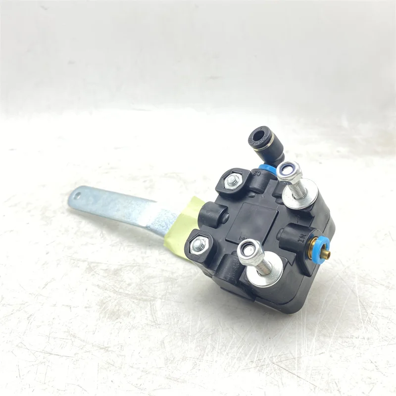 For SHACMAN Delong X3000 New M3000 Cab Airbag Height Control Valve DZ15221440037 Rear Right Regulating Valve Truck Parts