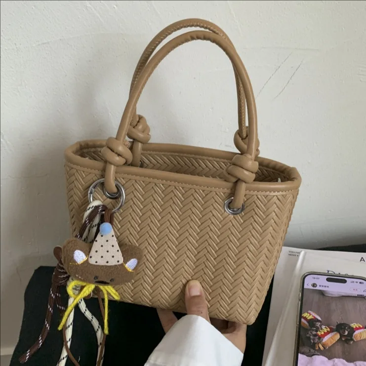 

2025 New Fashion Versatile Tote Bag Casual Woven Bag Simple Bucket Commuting Shoulder Trendy Crossbody Bag for Women