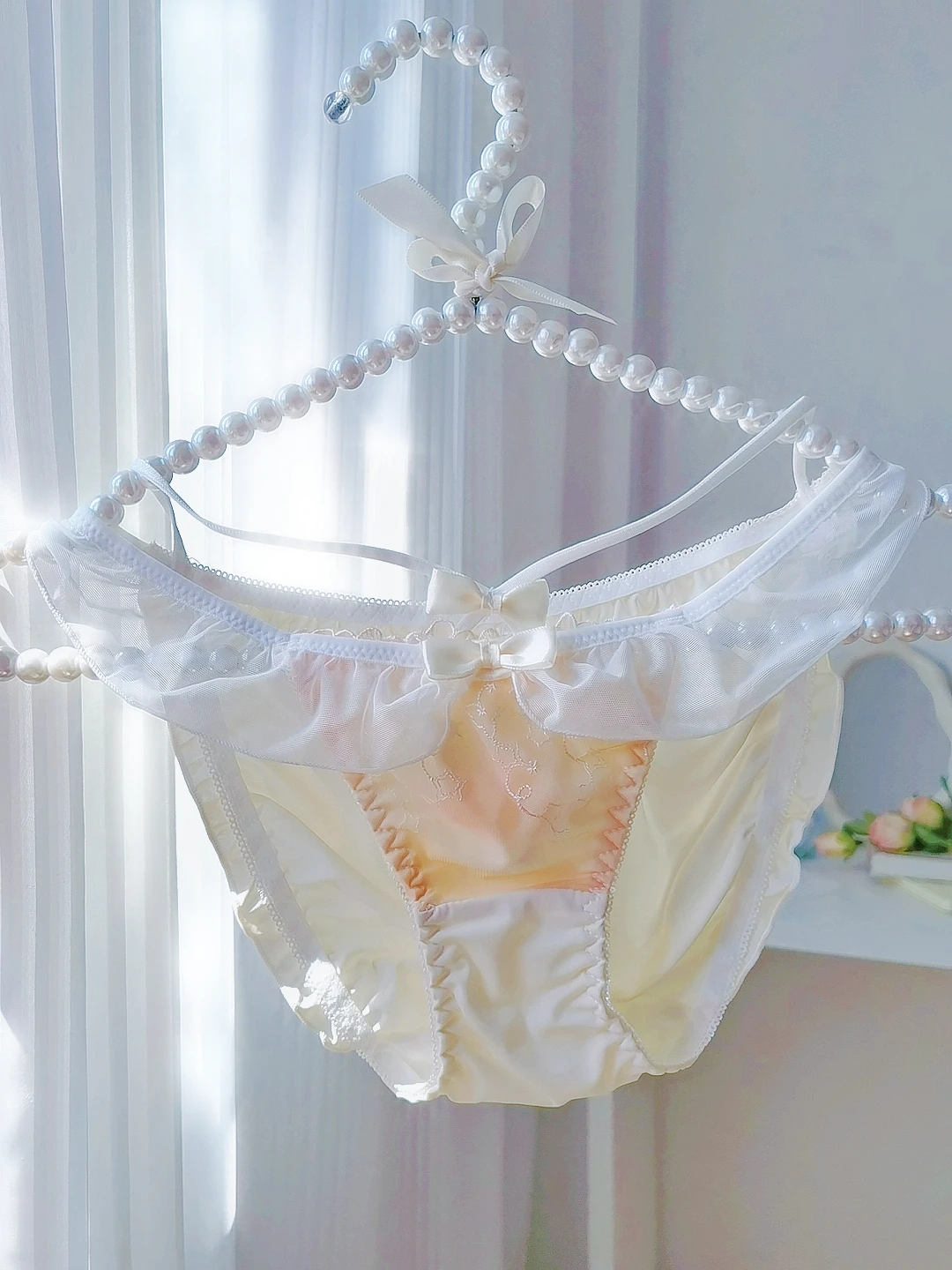 Dziewczęca bielizna Lolita z niskim stanem i wydrążonymi koronkowymi spodniami trójkątnymi w nowym stylu wróżki i słodkie japońskie majtki z haftem kwiatowym — zdjęcie 5