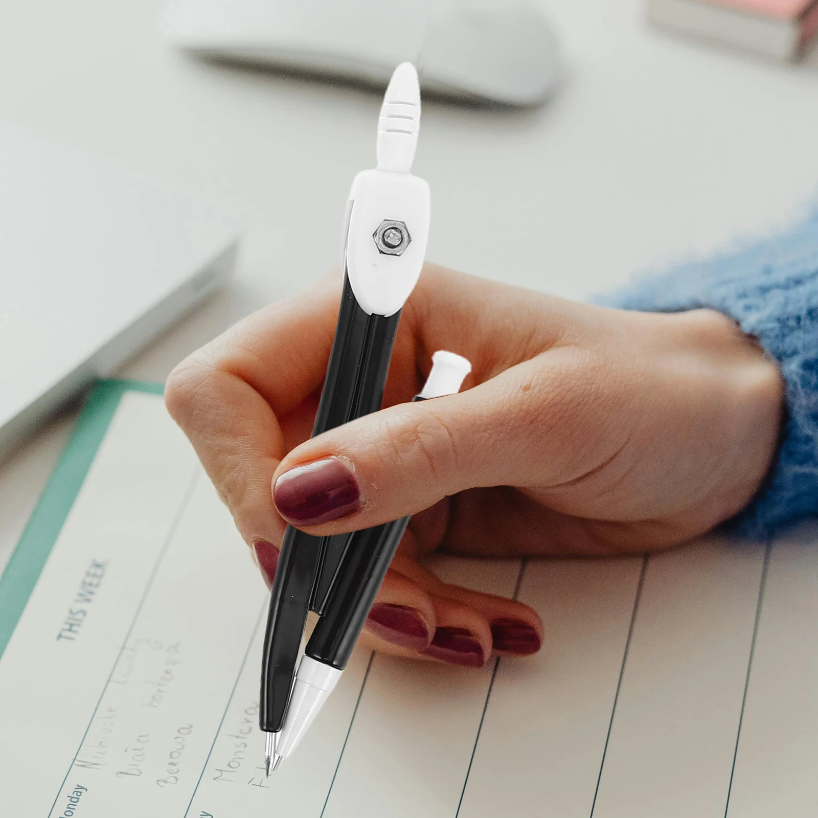 مجموعة واحدة من مسطرة هندسية من سبائك الألومنيوم باللون الأسود، منقلة بوصلة رسم دقيقة متعددة الوظائف للمهندسين المعماريين