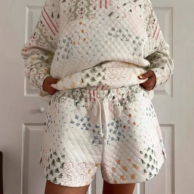 Comfortabele herfst- en winterset in lichte kleuren met bedrukt los pak, halfhoge halstop met broek, thuisset