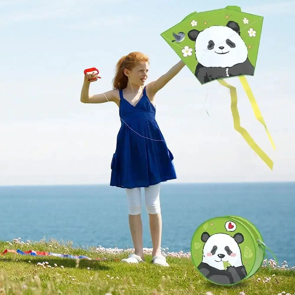 Cometa de bolsillo sin marco para salida de primavera, fácil de volar, cometas de viento de Panda de dibujos animados de mano, línea de cometa portátil de 50 metros