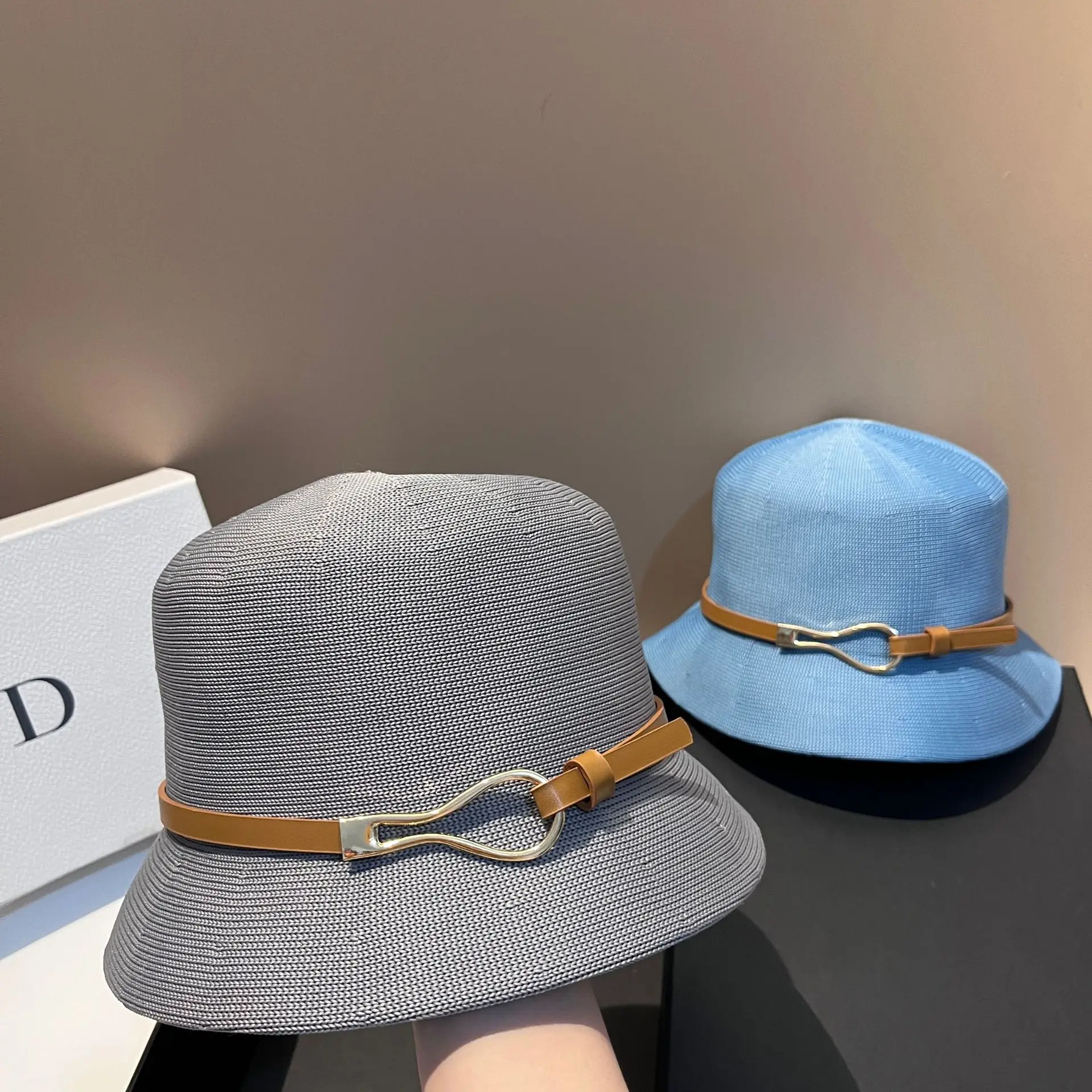 2025 يجب أن يكون لديك! قبعة دلو محبوكة من الحرير الجليدي الخفيف جاهزة للاستخدام الخارجي، بسيطة ومتعددة الاستخدامات مع حزام، حماية أنيقة من الشمس مستوحاة من الطراز الفرنسي