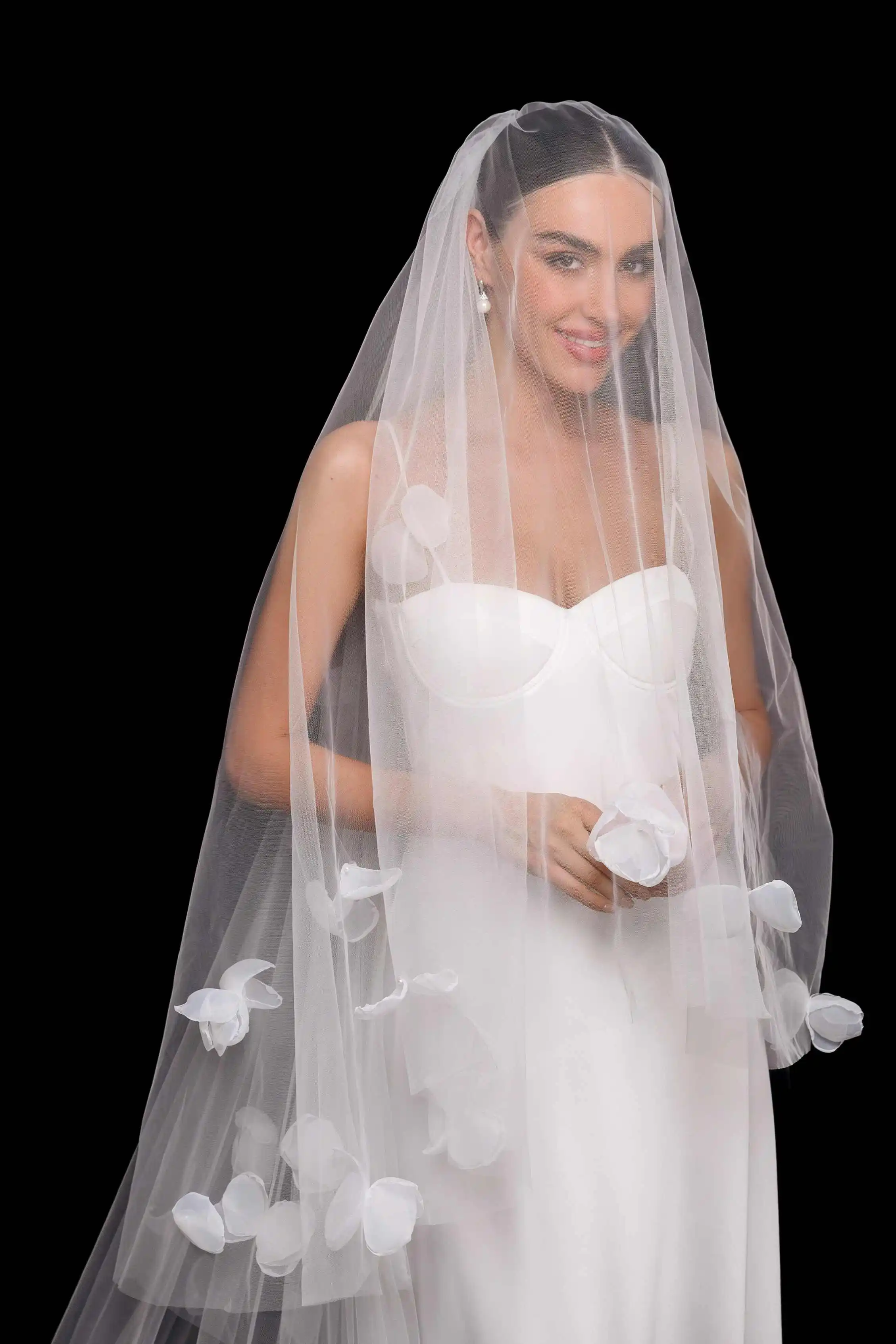 Magnificent Bridal Veils 3M Long Cathedral Veils Two Layer 3D Appliques Lace With Comb Wedding Accessories Customized