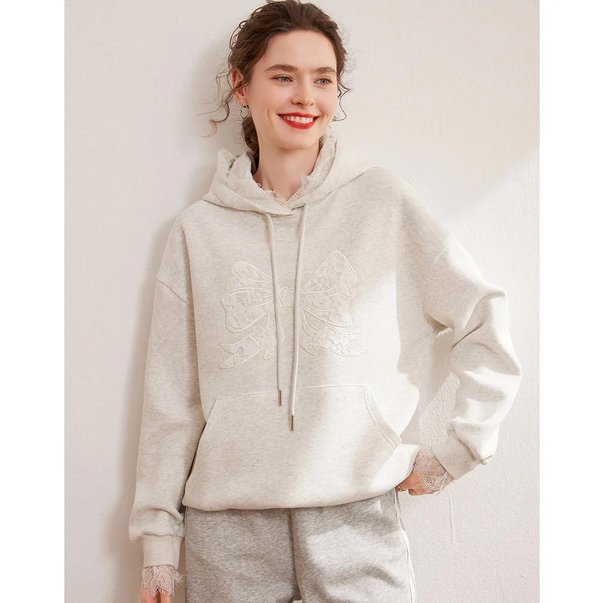 LOUIS YAO 2024 Winter Butterfly Tie Embroidered Hoodie Fashion Hoodie Loose Thick Long Sleeve Women's Hoodie