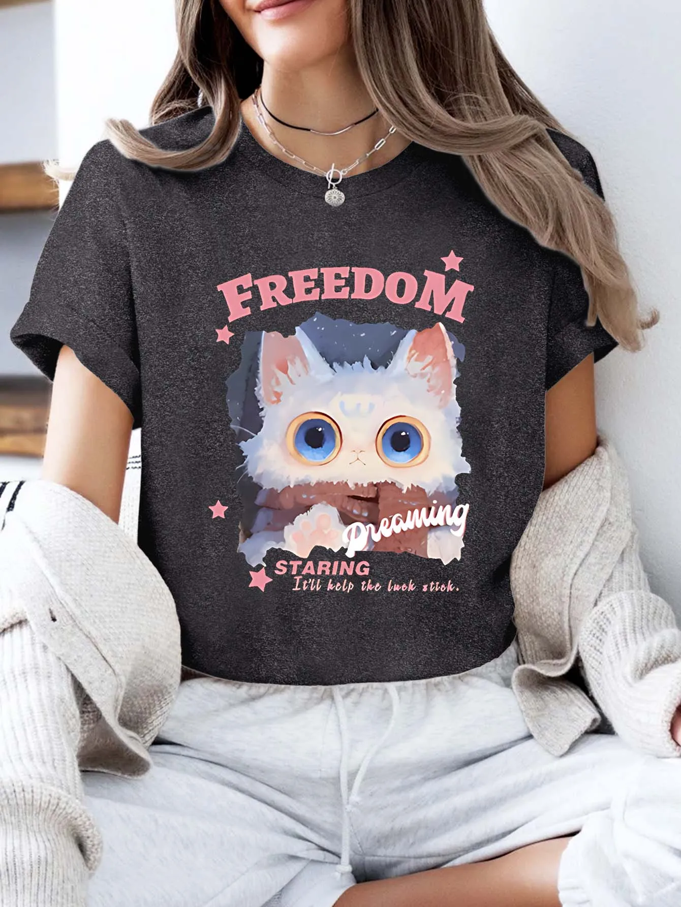 بالإضافة إلى حجم تي شيرت قصير الأكمام - قميص ملابس نسائية: "FREEDOM" لطيف القط الحلم الرسم