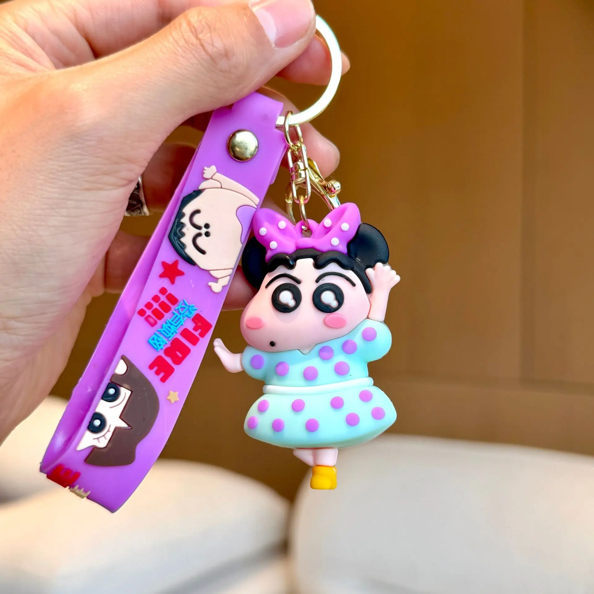 1PCS für Shin-Chan Schlüsselbund Cartoon Cross Dressing Schlüssel Schnalle Comic Peripherie Rucksack Transformation Geschenke Kind