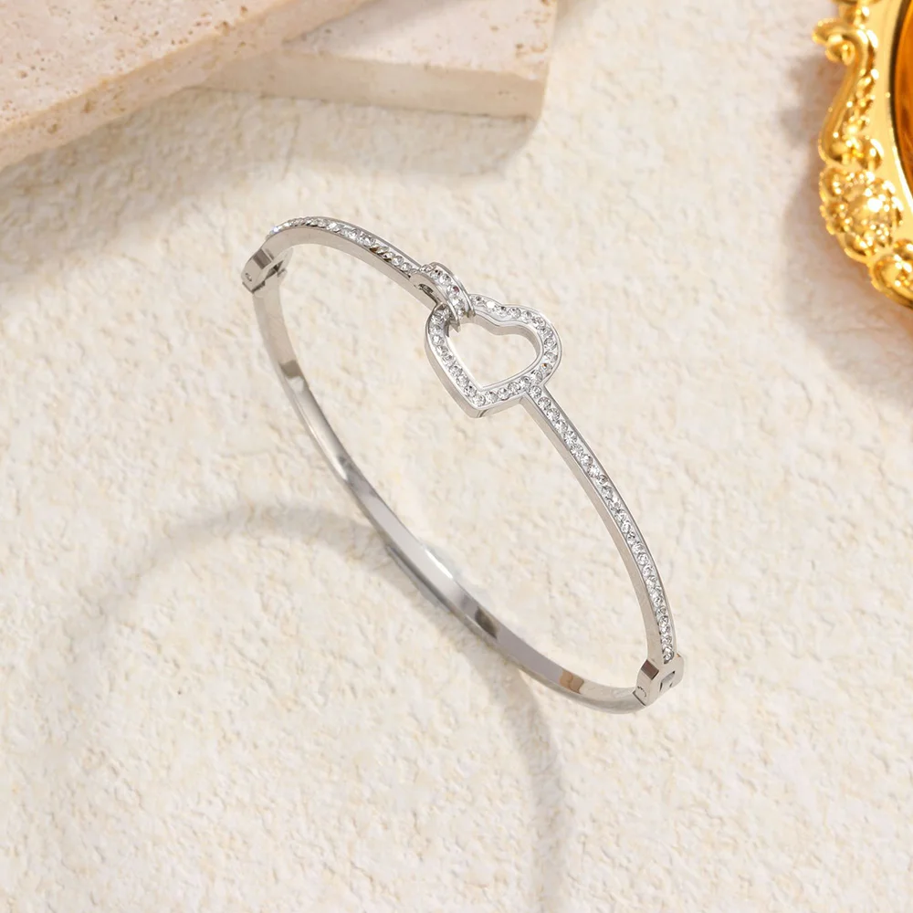 Brazalete de corazón ahuecado de lujo para mujer, pulsera chapada en oro con incrustaciones de circonita de acero inoxidable, joyería de moda, regalo del Día de San Valentín