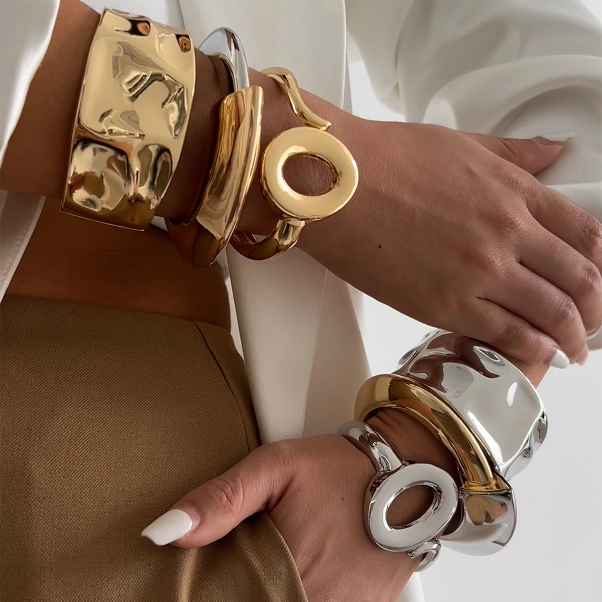 SHIXIN 2025 جديد السلس الذهب اللون الفضي اللون المفتوحة الربيع أساور للنساء تصميم هندسي واسعة الكفة الأساور مجوهرات اليد