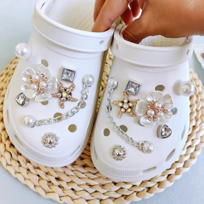 Dijes de zapatos Croc para niña, cadena de perlas desmontables, sandalias de estrella de mar de diamantes de imitación, accesorios de zapatillas,