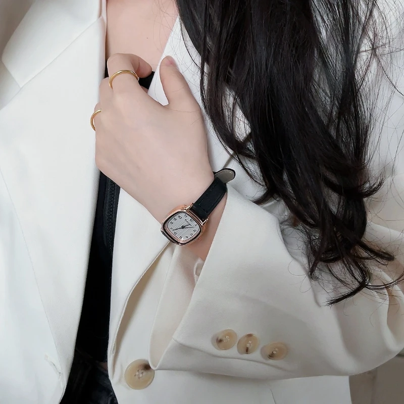 ساعة نسائية برقم مربع وحزام كوارتز صغير الحجم